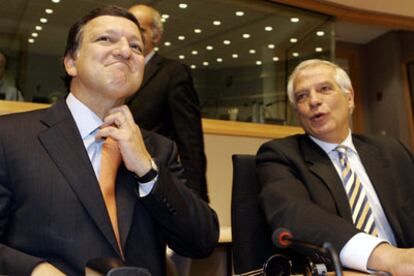 José Manuel Durão Barroso (izquierda) y Josep Borrell, ayer en el Parlamento Europeo.