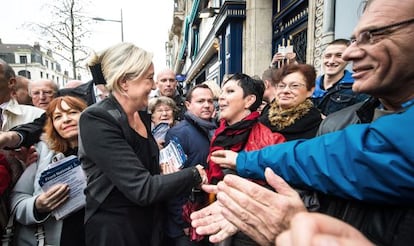 Marine Le Pen, en una visita a Calais el pasado 24 de octubre.