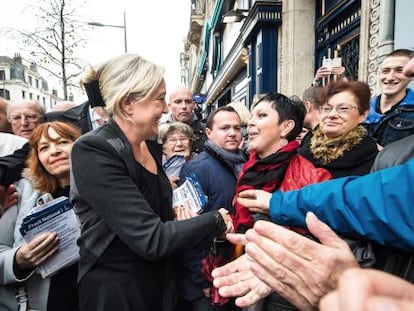 Marine Le Pen, en una visita a Calais el pasado 24 de octubre.