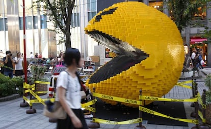 Una figura de Pacman hecha con legos, expuesta en Tokio en 2015.