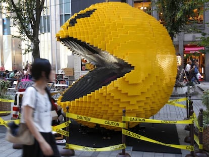 Una figura de Pacman hecha con legos, expuesta en Tokio en 2015.