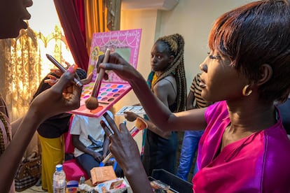 Las modelos se maquillan antes de salir a la pasarela, durante la Semana de la Moda de Sudán del Sur en Juba.