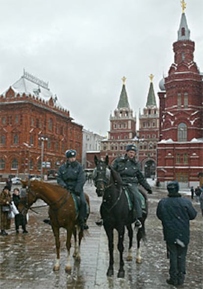 Policías rusos patrullan ayer en los alrededores del Kremlin, en Moscú.