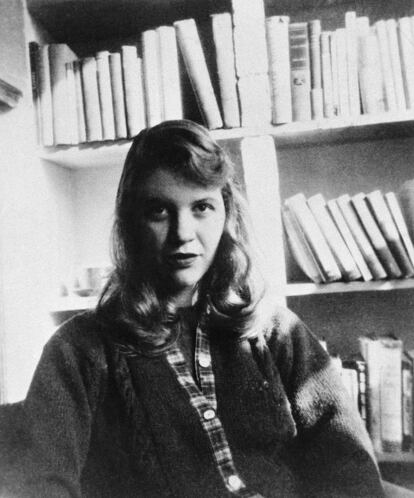 Sylvia Plath en su estudio.