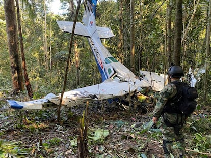Un soldado observa los restos de un avión Cessna 206 que se estrelló en la selva del departamento colombiano de Caquetá.