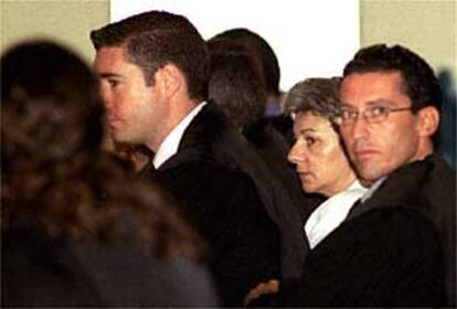 Dolores Vázquez, entre sus abogados, durante la celebración del juicio.