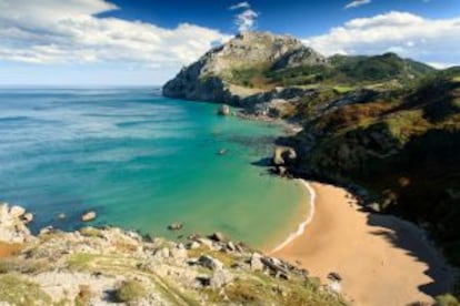 La playa de San Julián y el macizo de Candina, en Liendo (Cantabria).