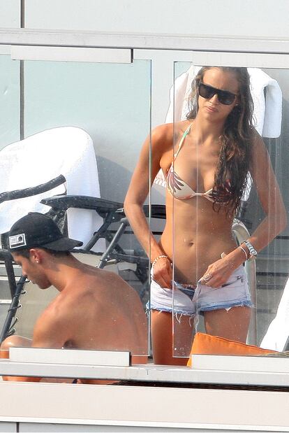 Ronaldo e Irina Shayk en una piscina de Nueva York el 7 de julio de 2010