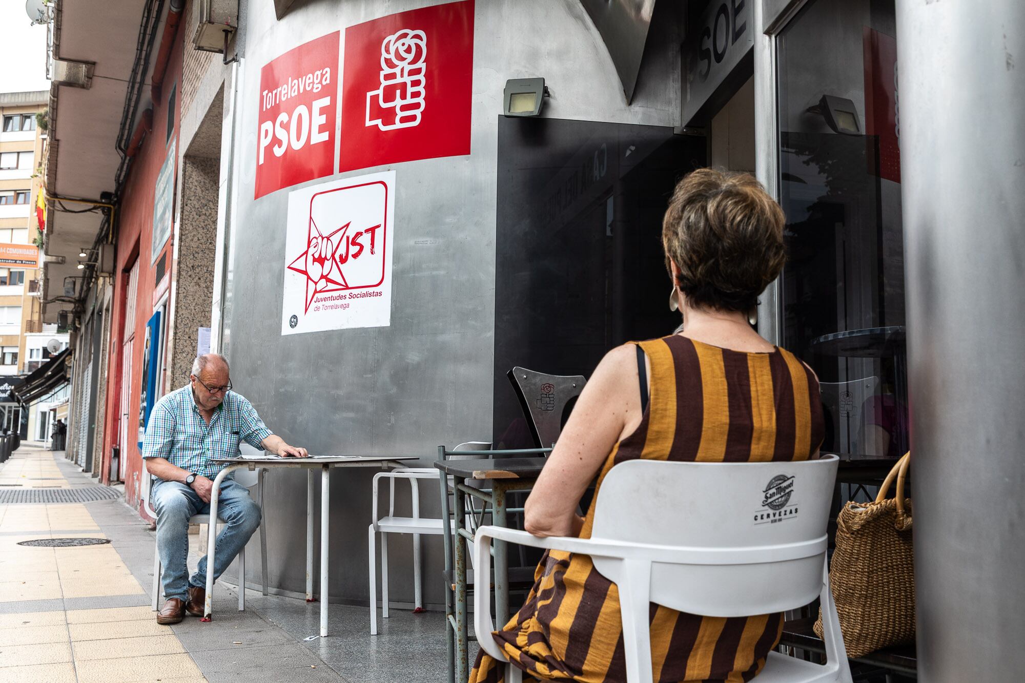 Exterior, el 14 de julio, de la agrupación socialista de Torrelavega.