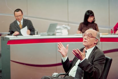 El Nobel de Literatura portugués, José Saramago, en el programa Roda Viva en 1987. Rodeándolo, los entrevistadores.