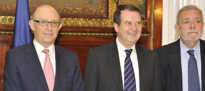 El ministro de Hacienda, Crist&oacute;bal Montoro; el presidente de la FEMP, Abel Caballero, y el secretario de Estado de Administraciones P&uacute;blicas, Antonio Beteta.