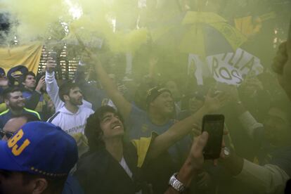 La hinchada de Boca Juniors, con bengalas y botes de humo en el exterior del hotel de su equipo en Madrid.