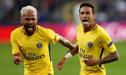 Dani Alves y Neymar celebran un gol del PSG al Anderlecht.