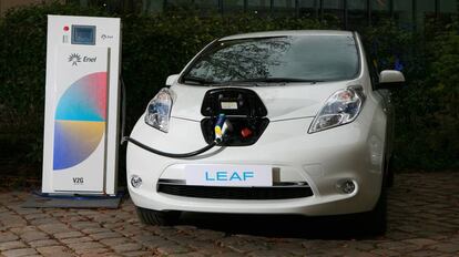 Nissan Leaf cargando.