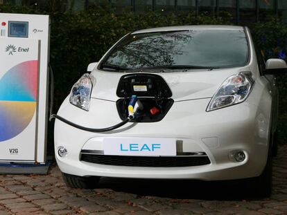 Nissan Leaf cargando.