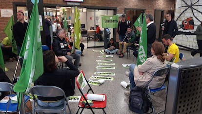 Unos treinta activistas del sindicato Ustec ocupan el vestíbulo del Departamento de Educación en protesta del anuncio del calendario escolar.