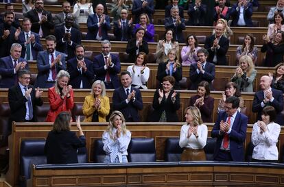 Teresa Ribera, a la izquierda de espaldas, se despedía de los diputados que la aplaudían el lunes en el Congreso.