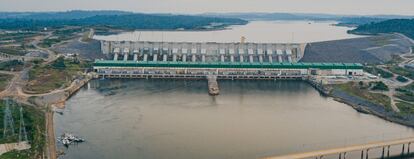 A barragem, chamada de Belo Monstro pelas famílias expulsas de suas casas, terras e ilhas, hoje se impõe na paisagem cortando o Xingu.