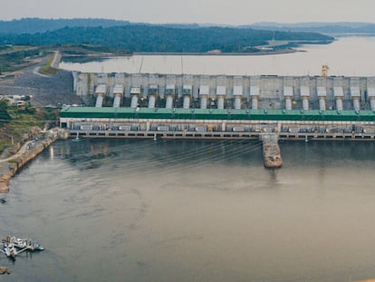 A barragem, chamada de Belo Monstro pelas famílias expulsas de suas casas, terras e ilhas, hoje se impõe na paisagem cortando o Xingu.