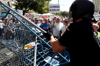 Durante la movilización ante el Congreso de los Diputados, se ha producido algún momento de tensión cuando los manifestantes han tratado de mover las vallas que rodean el Congreso y los antidisturbios (un grupo muy numeroso) lo ha impedido.