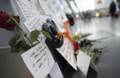 Mensajes, flores y velas en el aeropuerto de Düsseldorf.