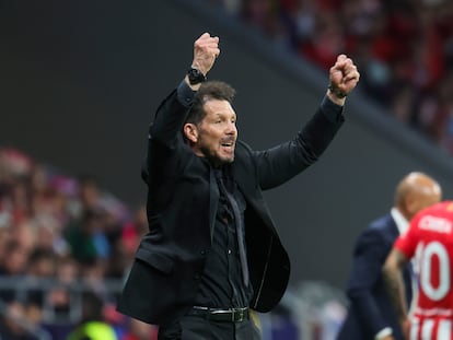 Simeone celebra el gol de Rodrigo de Paul, el primero del Atlético al Dortmund (2-1) en el partido de ida de los cuartos de final de la Champions League disputado en el estadio Metropolitano.