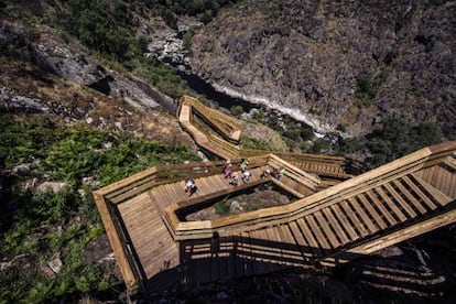 Escaleras junto al río Paiva, en Portugal, obra del equipo Trimétrica.