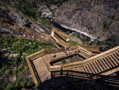 Escaleras junto al río Paiva, en Portugal, obra del equipo Trimétrica.