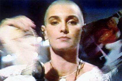 Sinéad O´Connor rompe una foto de Juan Pablo II tras su actuación en 'Saturday Night Live' en octubre de 1992.