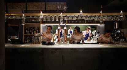 La barra de Topa Sukaldería, restaurante de Andoni Luis Aduriz en el barrio de Gros de San Sebstián.