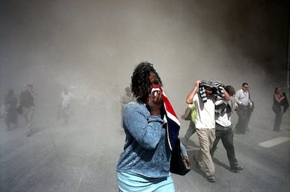 Gente utilizando su ropa como mascarilla, Nueva York, 9/11/2001.