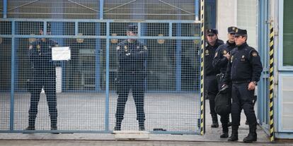 Varios polic&iacute;as vigilan al entrada principal del CIE de Barcelona.