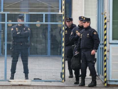 Varios polic&iacute;as vigilan al entrada principal del CIE de Barcelona.