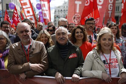 Los secretarios generales de CCOO, Unai Sordo (izquierda), y UGT, Pepe Álvarez (centro), encabezan la manifestación convocada por los dos grandes sindicatos, CCOO y UGT, este miércoles en Madrid. 