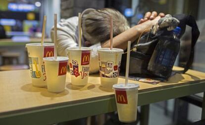 Un hombre con sus pertenencias en un McDonald´s 24 horas en Hong Kong.