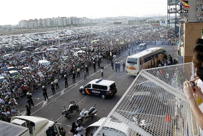 La policía protege la llegada del autobús del Granada al estadio del Elche.