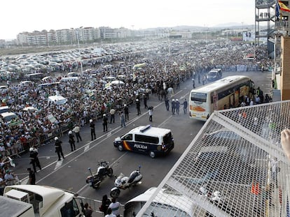 La policía protege la llegada del autobús del Granada al estadio del Elche.