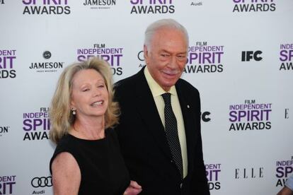 El actor Christopher Plummer, galardonado con el premio al mejor actor de reparto por su interpretación de un padre homosexual en 'Beginners', acompañado por la actriz Elaine Taylor.