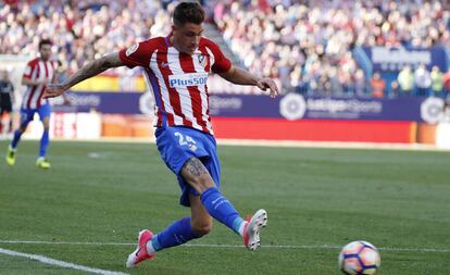 Giménez pasa el balón en el último Atlético-Osasuna.