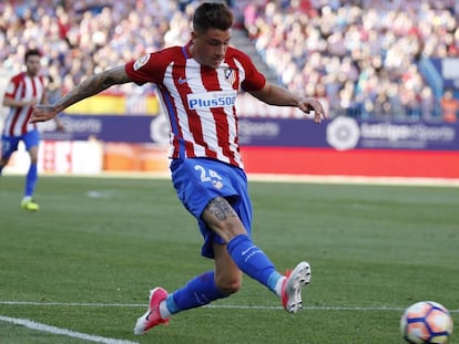 Gim&eacute;nez pasa el bal&oacute;n en el &uacute;ltimo Atl&eacute;tico-Osasuna.