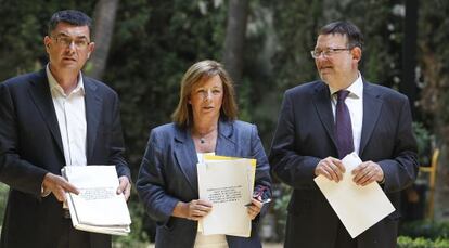 Enric Morera, Marga Sanz y Ximo Puig, en el jardín de las Cortes Valencianas.