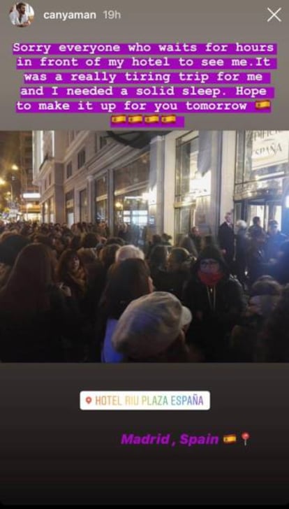 Fans de Can Yaman le esperan a la salida del hotel Riu Plaza España, en Madrid, el domingo.
