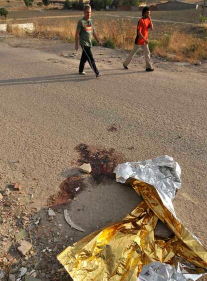 Restos de sangre en la carretera donde murió Pedro P. G.