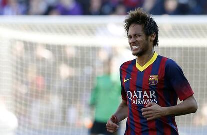 Neymar se lamenta durante el partido ante el Valladolid