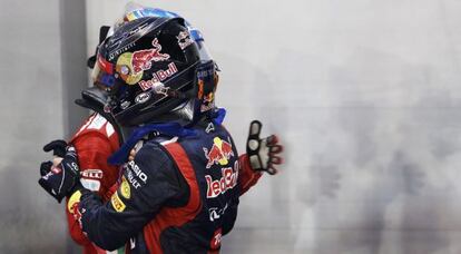 Alonso se abraza a Vettel tras la carrera de Singapur