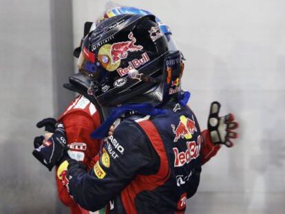 Alonso se abraza a Vettel tras la carrera de Singapur