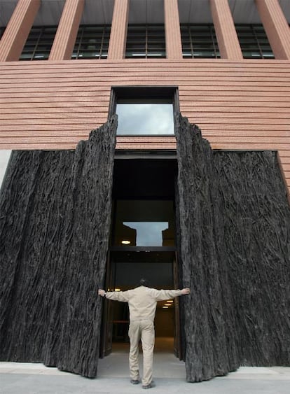 La fachada principal del nuevo edificio destaca por su hilera de columnas al nivel del claustro y la monumental puerta de acceso, diseñada en bronce patinado por Cristina Iglesias. Aunque no funcionará como puerta habitual, tendrá una función ceremonial. Se trata "de una puerta que a la vez es una escultura que es autónoma en sí misma pero cumple la función que se le ha pedido", según la autora.