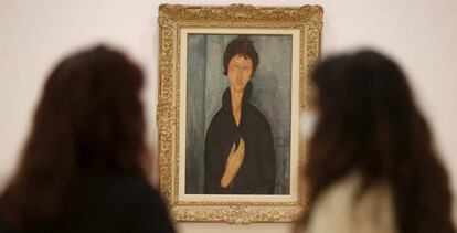 Dos mujeres observan el cuadro 'Mujer de ojos azules', de Modigliani.