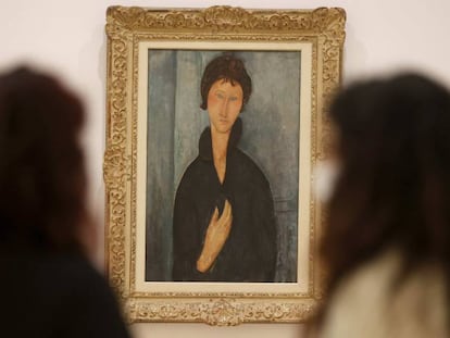 Dos mujeres observan el cuadro 'Mujer de ojos azules', de Modigliani.