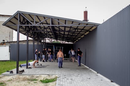 Los presos tienen un pequeño campo de fútbol de arenilla y una zona cubierta donde hay pesas y barras para ejercitarse.